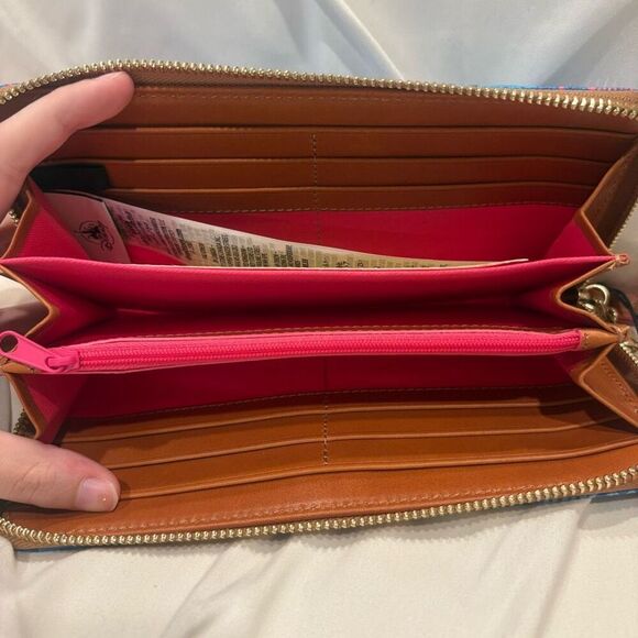 Dooney & Bourke Disney Vacation Club Wristlet Wallet Allover Print 2022 NWT - Picture 9 of 11